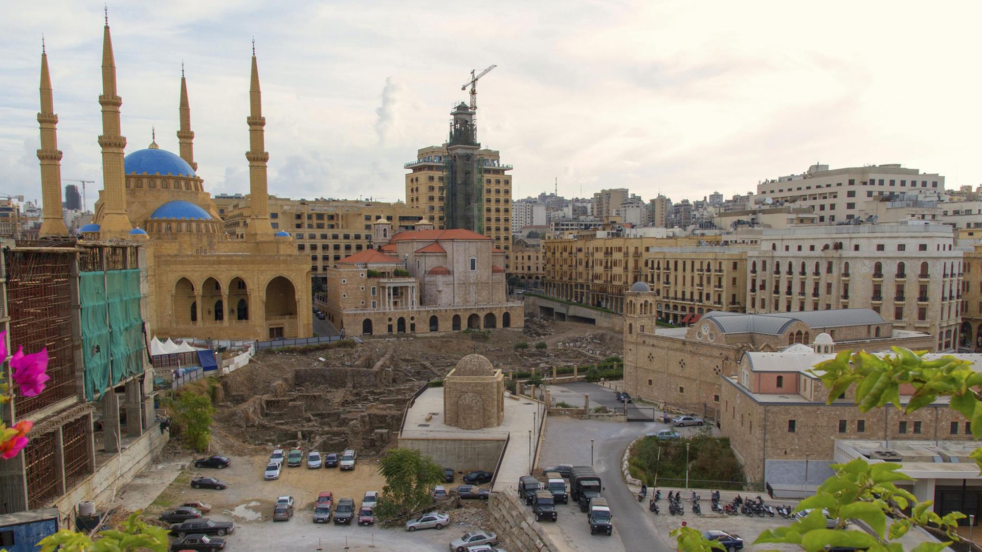 Römische Ausgrabungen vor der Mohammed-al-Amin-Moschee, daneben die Sankt-Georgs-Kathedrale und der Al-Nourieh-Schrein in Beirut, Libanon. Römische Ausgrabungen vor der Mohammed-al-Amin-Moschee, daneben die Sankt-Georgs-Kathedrale und der Al-Nourieh-Schrein in Beirut, Libanon.
