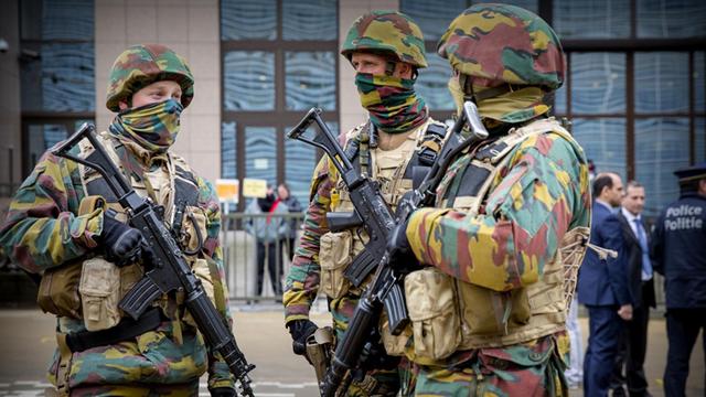 Drei bewaffnete Sicherheitskräfte in Maalbeek