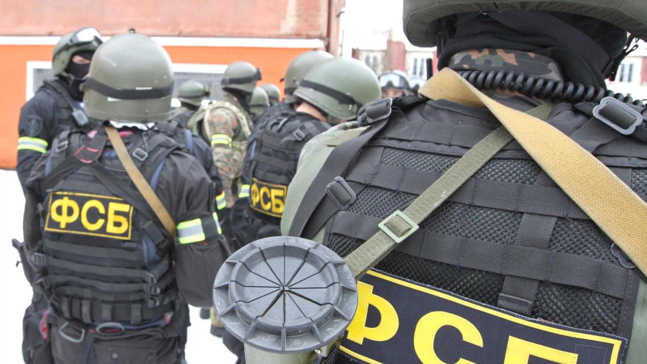 Eine Spezialeinheit des russischen Inlandsgeheimdienstes FSB. Man sieht mehrere Soldaten von hinten mit dem Aufdruck "FSB" auf dem Rücken. Eine Spezialeinheit des russischen Inlandsgeheimdienstes FSB. Man sieht mehrere Soldaten von hinten mit dem Aufdruck "FSB" auf dem Rücken.