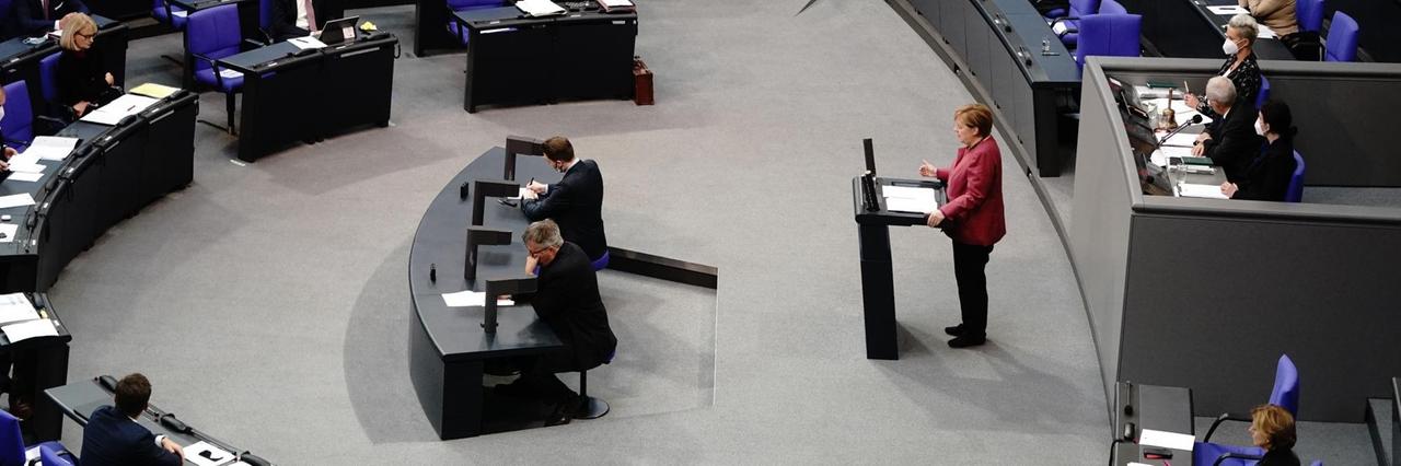 Bundeskanzlerin Angela Merkel (CDU) gibt eine Regierungserklärung im Bundestag zur Bewältigung der Corona-Pandemie ab. Bundeskanzlerin Angela Merkel (CDU) gibt eine Regierungserklärung im Bundestag zur Bewältigung der Corona-Pandemie ab.