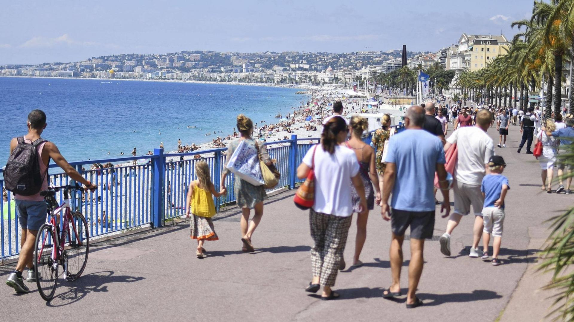 Menschen am 31. Juli in Nizza Menschen am 31. Juli in Nizza