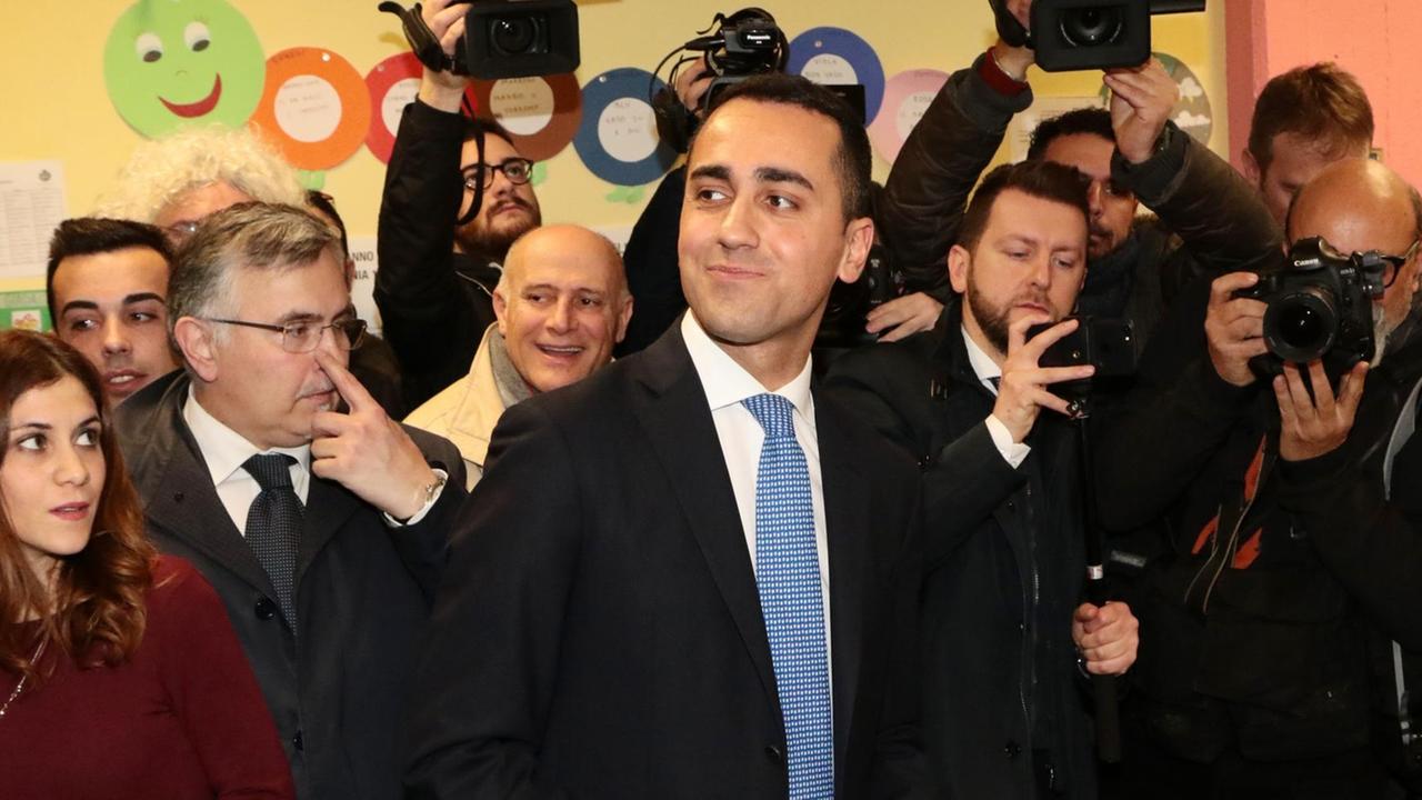 Der Spitzenpolitiker der Fünf-Sterne-Bewegung, Luigi di Maio, gibt seine Stimme bei den Wahlen in Italien ab. Der Spitzenpolitiker der Fünf-Sterne-Bewegung, Luigi di Maio, gibt seine Stimme bei den Wahlen in Italien ab.