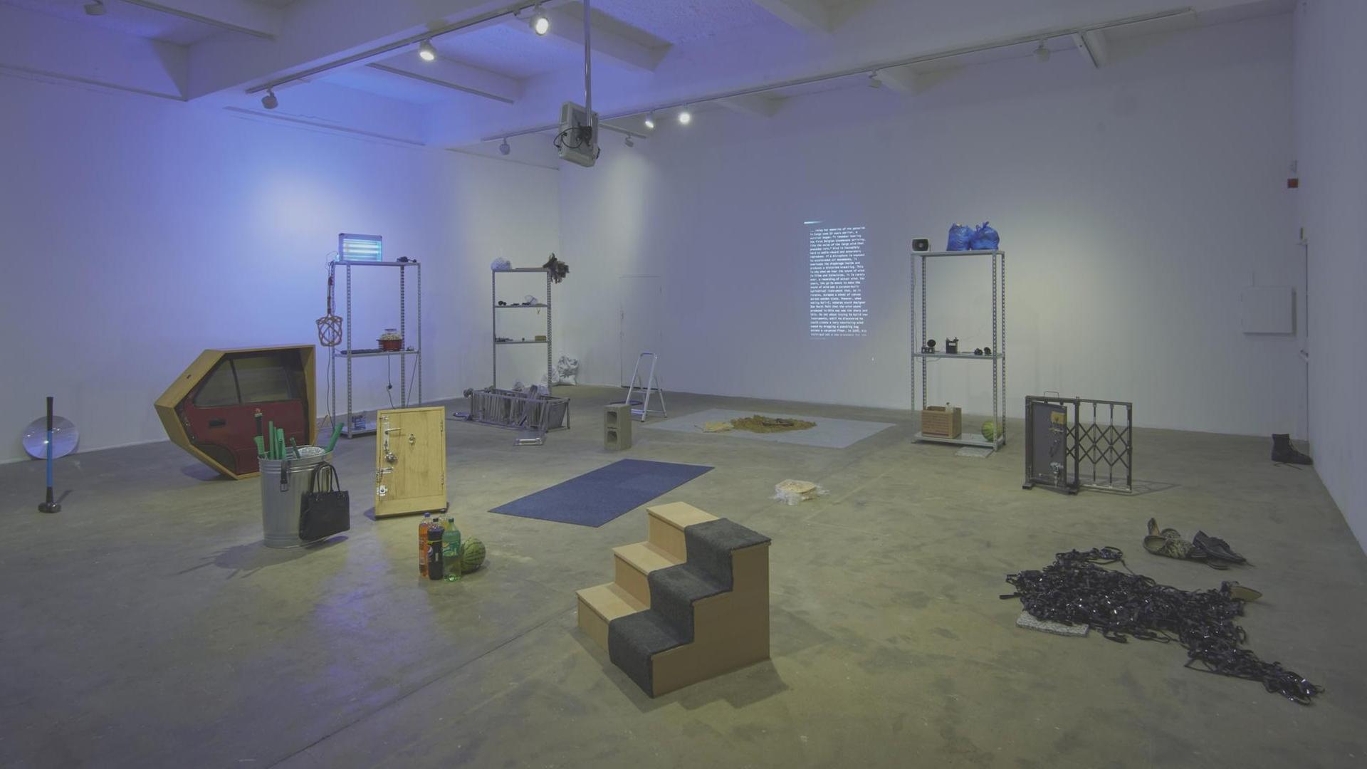 Die Installation "Earwitness Inventory" (hier in der Chisenhale Gallery in London, 2018) des britisch-libanesischen Künstlers Lawrence Abu Hamdan. Die Installation "Earwitness Inventory" (hier in der Chisenhale Gallery in London, 2018) des britisch-libanesischen Künstlers Lawrence Abu Hamdan.