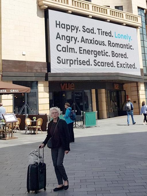 Ein Werbeschild des Ministeriums für Einsamkeit am Leicester Square in London