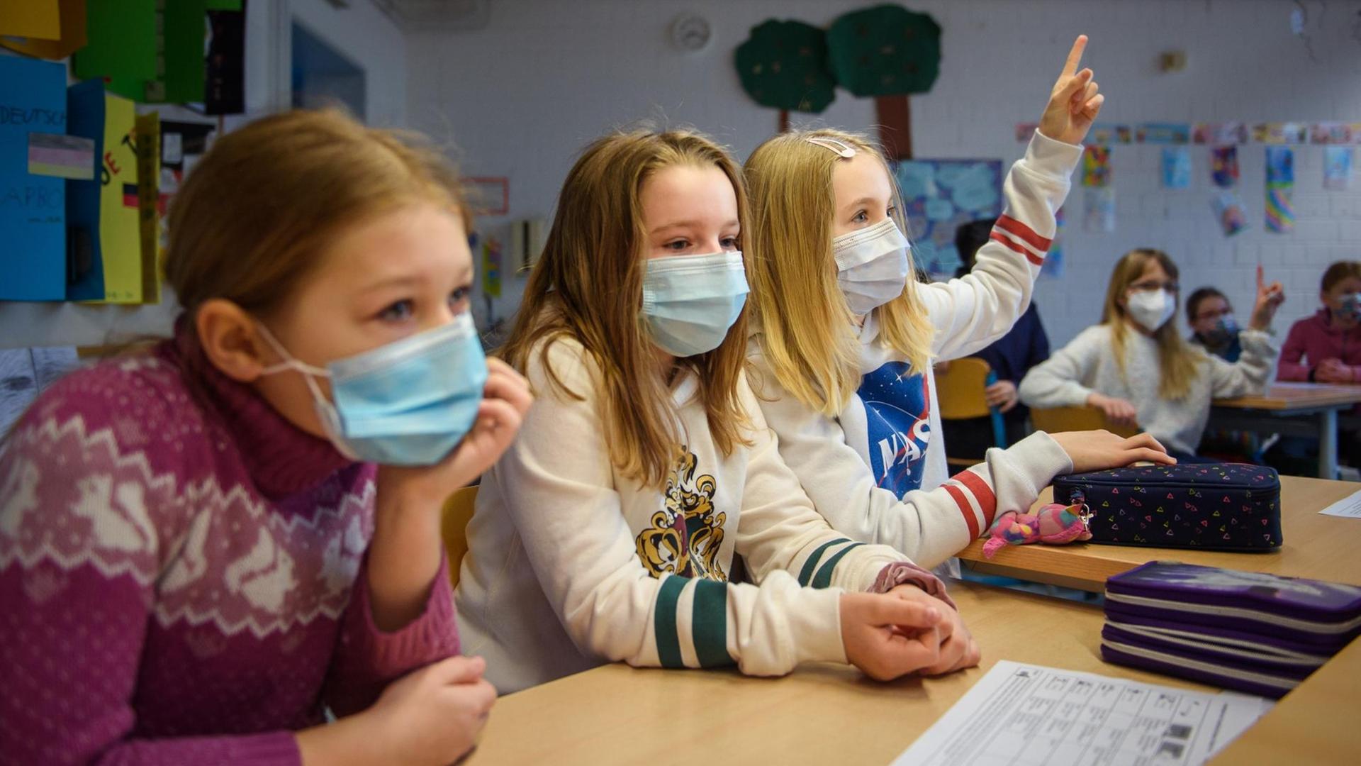 Schülerinnen in einer Grund-Schule in Kiel Schülerinnen in einer Grund-Schule in Kiel