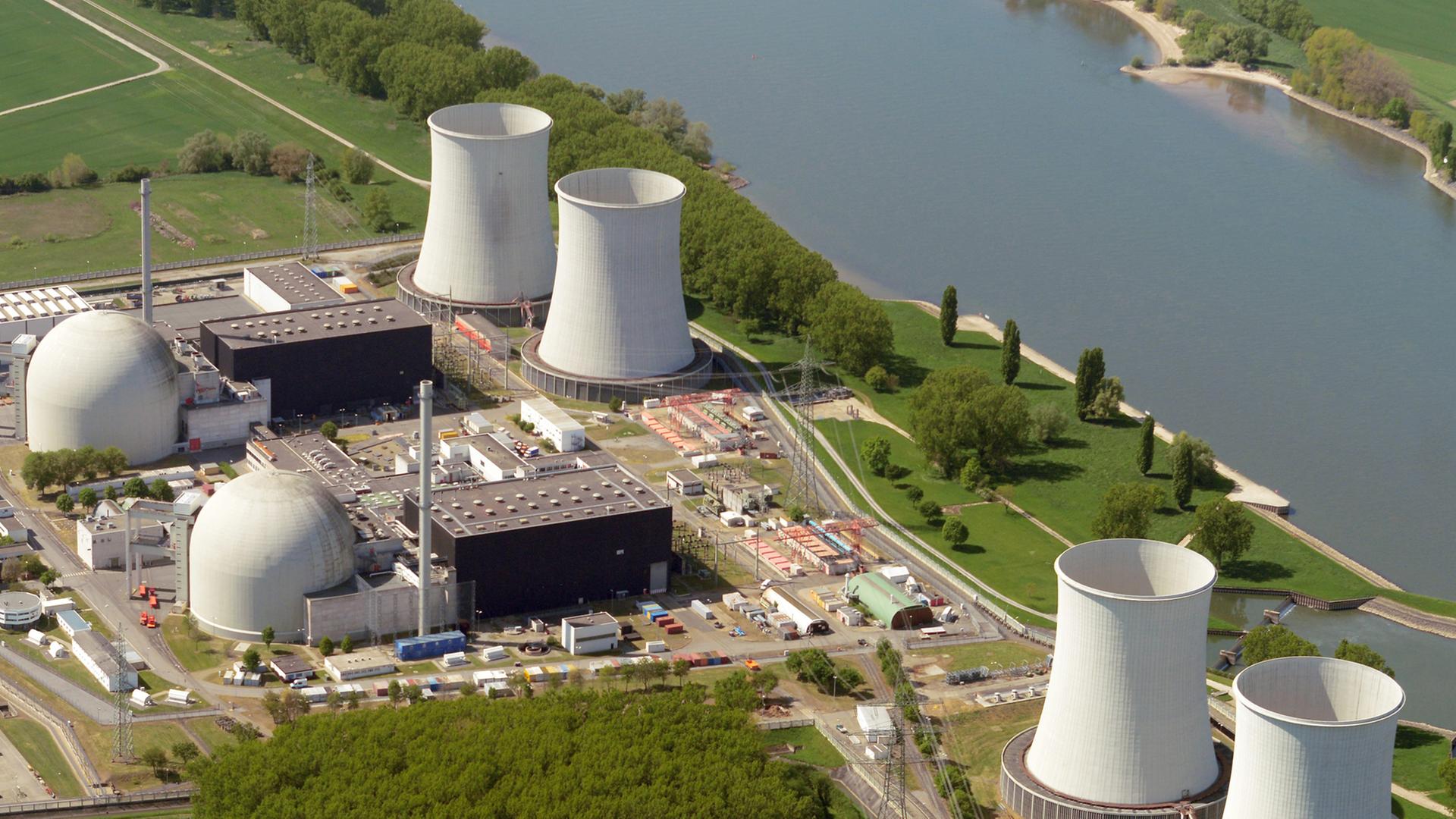 Luftaufnahme des RWE-Atomkraftwerks Biblis bei Biblis am Rhein Luftaufnahme des RWE-Atomkraftwerks Biblis bei Biblis am Rhein