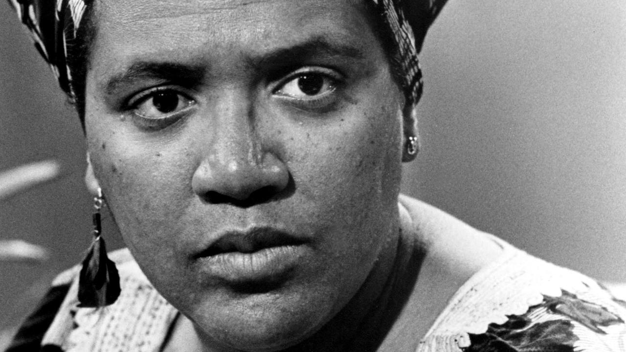 Porträt der afroamerikanischen Schriftstellerin und Aktivistin Audre Lorde aus den 1970er-Jahren Porträt der afroamerikanischen Schriftstellerin und Aktivistin Audre Lorde aus den 1970er-Jahren