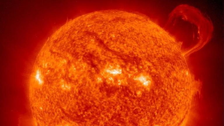 Die Relativitätstheorie ist unvereinbar mit der Quantentheorie, die unter anderem die Vorgänge im Innern der Sonne beschreibt Die Relativitätstheorie ist unvereinbar mit der Quantentheorie, die unter anderem die Vorgänge im Innern der Sonne beschreibt