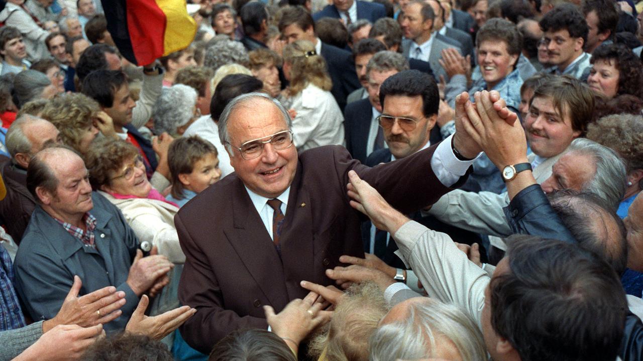 Bundeskanzler Helmut Kohl am 5.9.1990 von Massen umringt bei einer Wahlkampfveranstaltung in Heiligenstadt in Thüringen. Bundeskanzler Helmut Kohl am 5.9.1990 von Massen umringt bei einer Wahlkampfveranstaltung in Heiligenstadt in Thüringen.