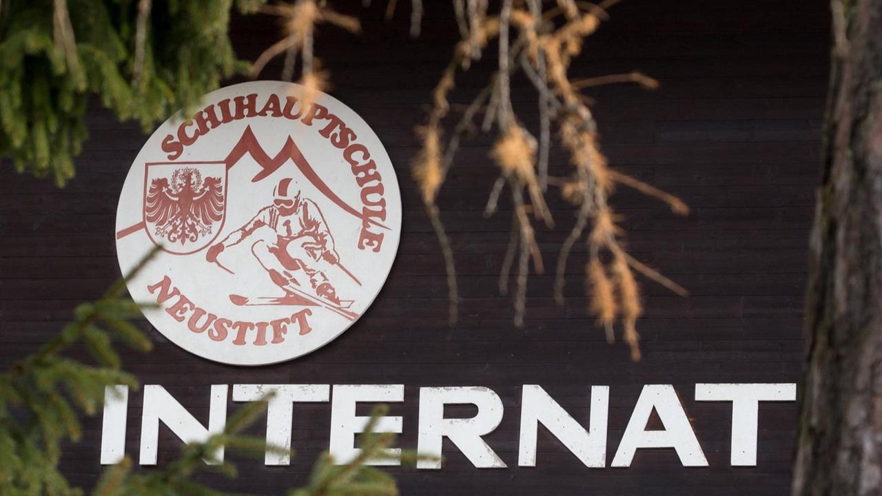 Ein Schild weist auf die Skimittelschule (damals Skihauptschule) Neustift im Stubaital mit dem dazugehörigen Internat hin. Ein Schild weist auf die Skimittelschule (damals Skihauptschule) Neustift im Stubaital mit dem dazugehörigen Internat hin.
