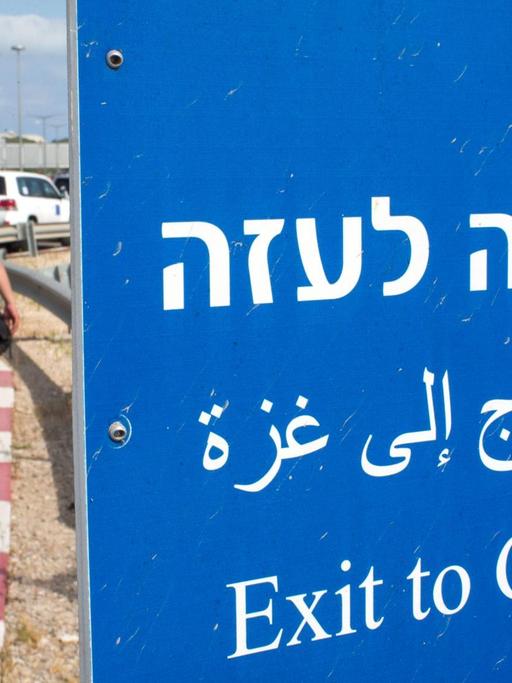 Zu Fuß gehen Delegationsmitglieder und Journalisten am 01.06.2015 über den Grenzübergang Erez in den Gazastreifen (Palästinensische Gebiete). Fast ein Jahr nach dem jüngsten Krieg mit mehr als 2.200 Toten leidet die Bevölkerung des dicht besiedelten Palästinensergebiets immer noch schwer unter den Folgen.