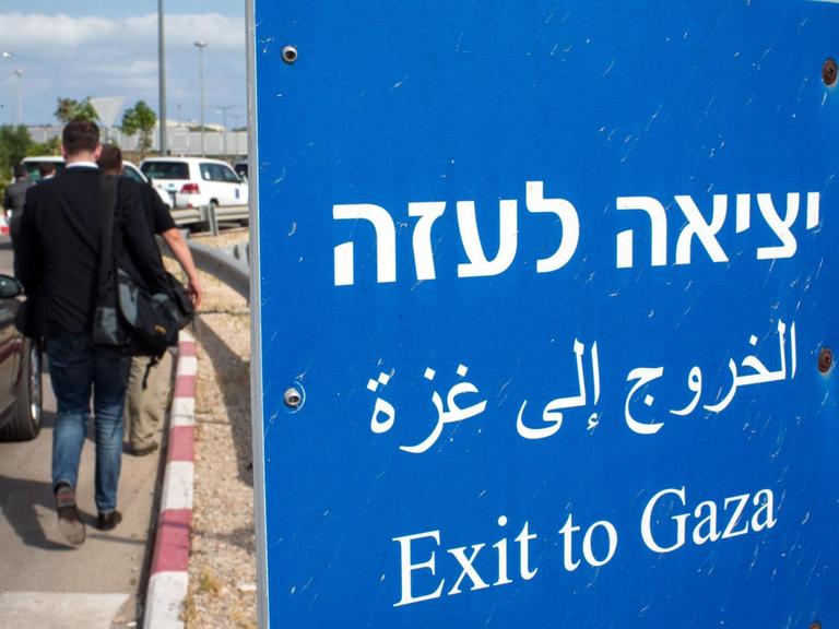 Zu Fuß gehen Delegationsmitglieder und Journalisten am 01.06.2015 über den Grenzübergang Erez in den Gazastreifen (Palästinensische Gebiete). Fast ein Jahr nach dem jüngsten Krieg mit mehr als 2.200 Toten leidet die Bevölkerung des dicht besiedelten Palästinensergebiets immer noch schwer unter den Folgen.