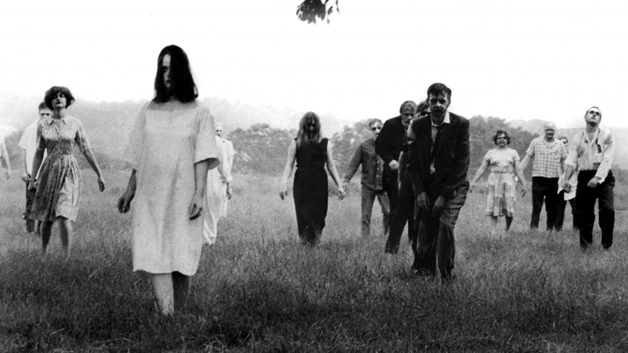 Geisterhaft wirkende Zombies wandeln über eine Wiese. Geisterhaft wirkende Zombies wandeln über eine Wiese.