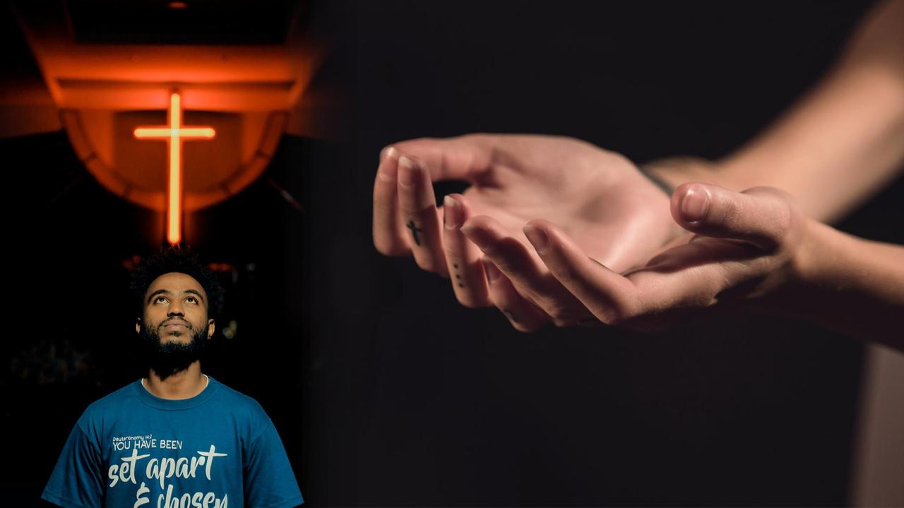 Auf dem linken Bild schaut ein junger Mann zu einem roten leuchtenden Kreuz empor, auf dem rechten sind zwei Hände mit kleine Tattoos gen Himmel zum gebet gehalten. Auf dem linken Bild schaut ein junger Mann zu einem roten leuchtenden Kreuz empor, auf dem rechten sind zwei Hände mit kleine Tattoos gen Himmel zum gebet gehalten.