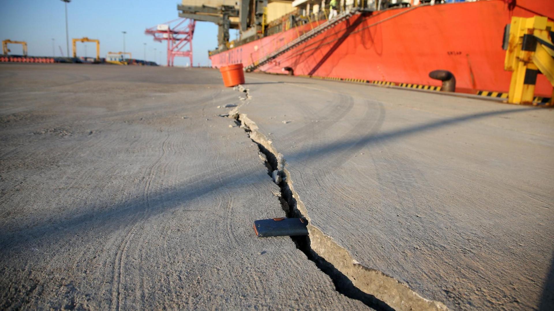 Riss in einem Pier am Hafen von Pohang, Nord Gyeongsang Province, am 16 NOvember 2017 nach dem Erdbeben der Magnitude 5,5. Riss in einem Pier am Hafen von Pohang, Nord Gyeongsang Province, am 16 NOvember 2017 nach dem Erdbeben der Magnitude 5,5.