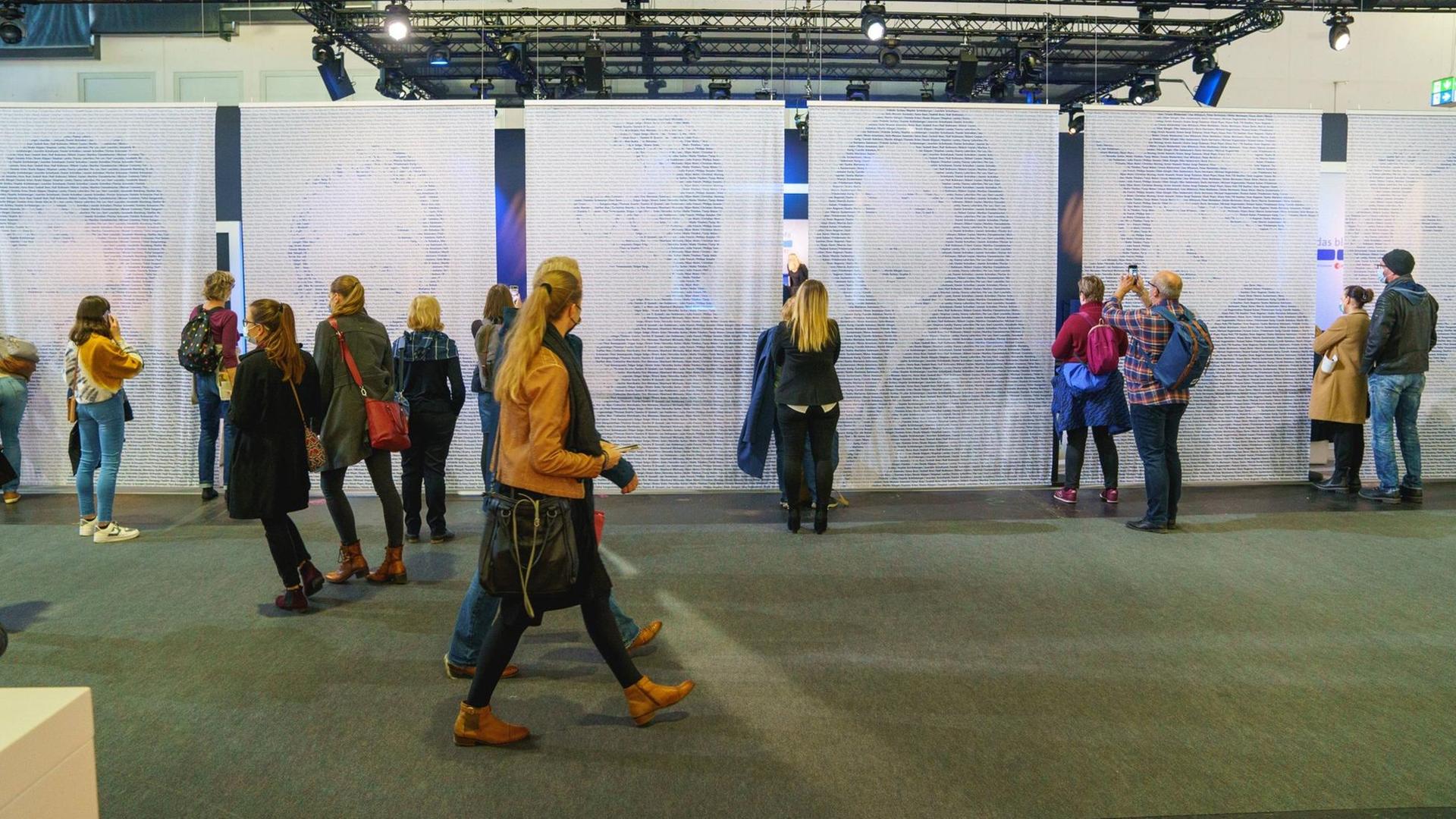 Besucher auf der Frankfurter Buchmesse 2021. Besucher auf der Frankfurter Buchmesse 2021.
