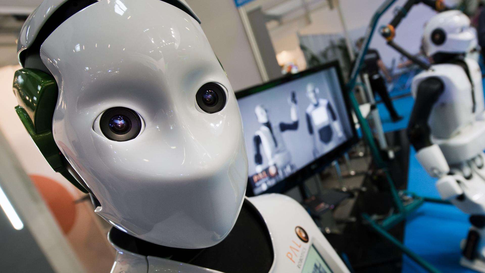Ein Serviceroboter wird am 3.6.2014 auf der Messe Automatica in München präsentiert. Ein Serviceroboter wird am 3.6.2014 auf der Messe Automatica in München präsentiert.