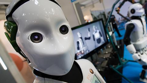 Ein Serviceroboter wird am 3.6.2014 auf der Messe Automatica in München präsentiert.