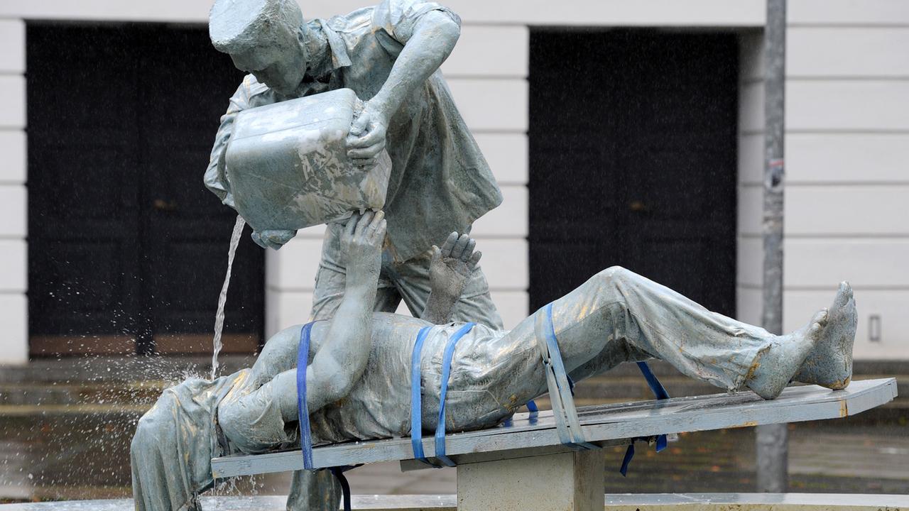 Die temporäre Installation "Fountain against Torture" machte 2015 vor dem Bremer Theater die Foltermethode "Waterboarding" präsent. Die temporäre Installation "Fountain against Torture" machte 2015 vor dem Bremer Theater die Foltermethode "Waterboarding" präsent.