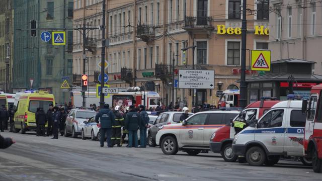 Nach dem Sprengstoffanschlag im russischen Sankt Petersburg wird weiter nach möglichen Hinterleuten gefahndet.