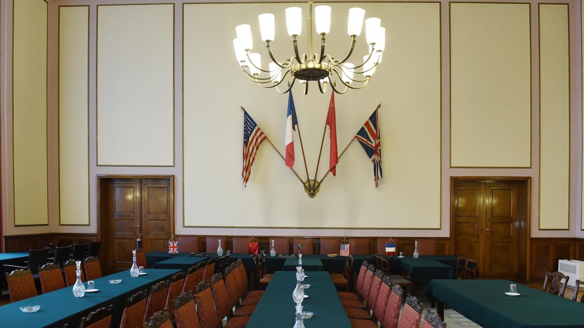 Der Kapitulationssaal im Deutsch-Russischen Museum Karlshorst, fotografiert am 08.04.2015 in Berlin. Am 8. Mai 1945 wurde an diesem Ort in Berlin-Karlshorst mit der bedingungslosen Kapitulation der deutschen Wehrmacht der Zweite Weltkrieg in Europa beendet. Der Kapitulationssaal im Deutsch-Russischen Museum Karlshorst, fotografiert am 08.04.2015 in Berlin. Am 8. Mai 1945 wurde an diesem Ort in Berlin-Karlshorst mit der bedingungslosen Kapitulation der deutschen Wehrmacht der Zweite Weltkrieg in Europa beendet.