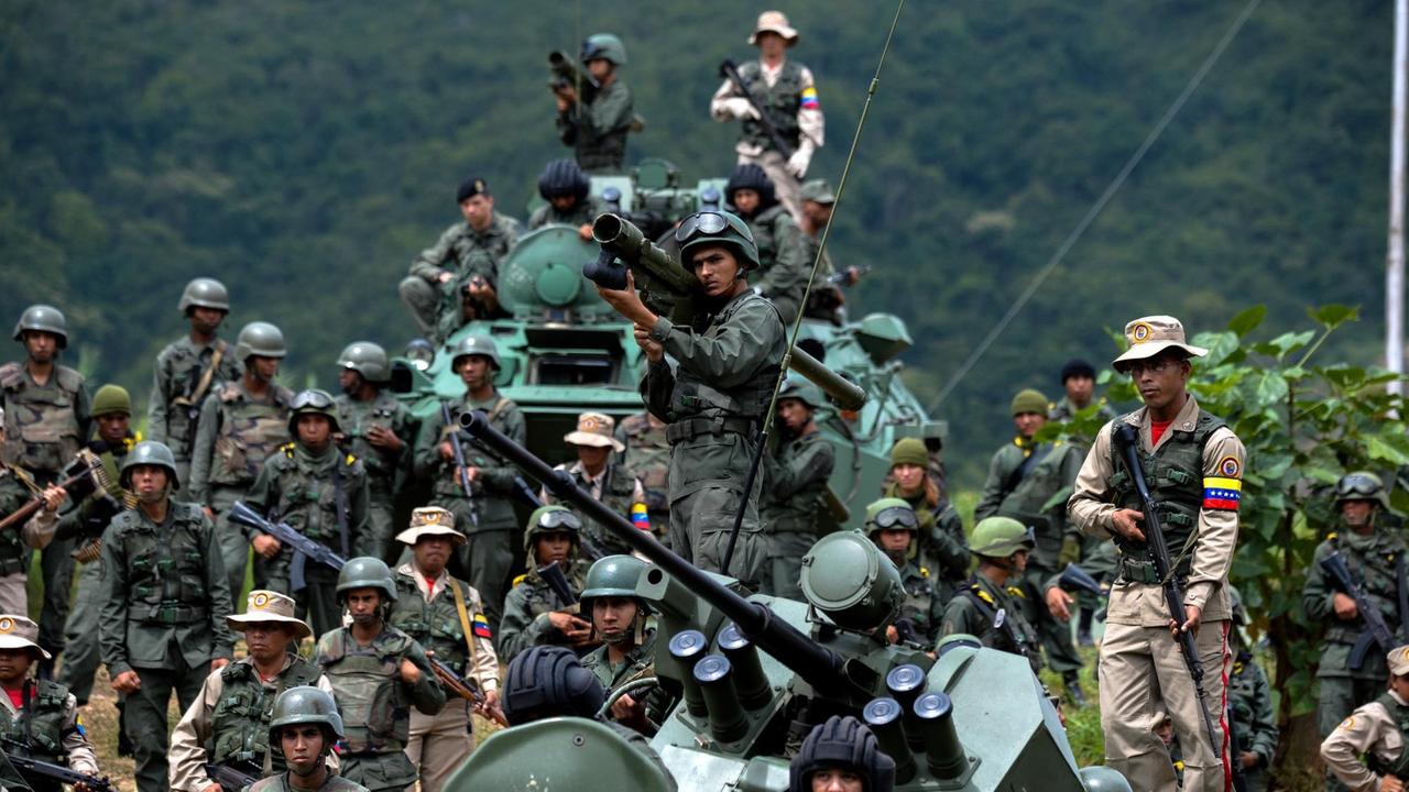 Venezuelanische Truppen während einer Pressekonferenz, die der Verteidigungsminister General Vladimir Padrino Lopez in Caracas gibt. Venezuelanische Truppen während einer Pressekonferenz, die der Verteidigungsminister General Vladimir Padrino Lopez in Caracas gibt.