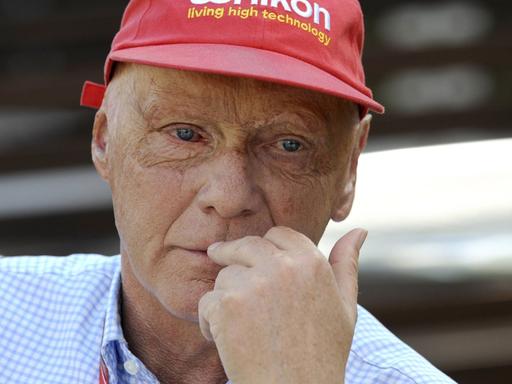 Das Bild zeigt den Rennfahrer Niki Lauda 2008 beim Großen Preis von Australien.