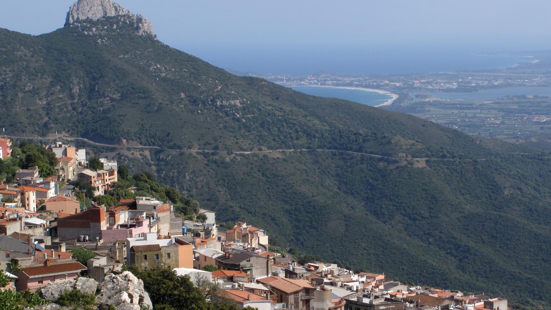 Blick auf die an einem Berghang gelegene Ortschaft Baunei in der Ogliastra auf der italienischen Insel Sardinien (Aufnahme vom 20.05.2010). Als Ogliastra bezeichnet man die südlich des Golfs von Orosei liegende Küstenebene um Tortoli und Arbatax samt der sie umgebenden Berghänge.