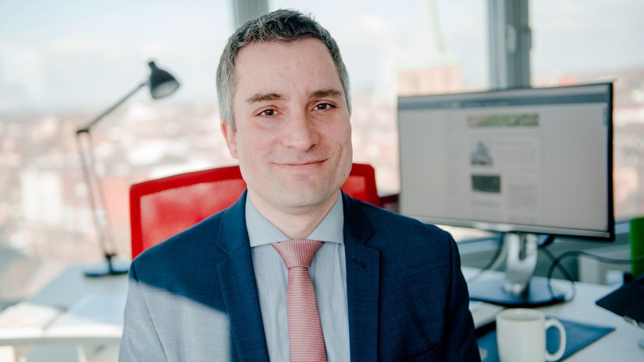 Das Foto zeigt Tobias Singelnstein, Professor am Lehrstuhl für Kriminologie der Ruhr Universität Bochum vor einem Schreibtisch. Das Foto zeigt Tobias Singelnstein, Professor am Lehrstuhl für Kriminologie der Ruhr Universität Bochum vor einem Schreibtisch.