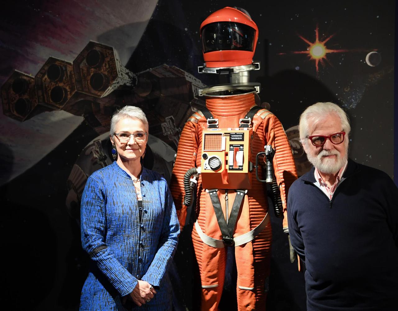 Katharina Kubrick (l), Stieftochter von Stanley Kubrick, und ihr Onkel, der Produzent Jan Harlan, stehen in der Ausstellung "Kubricks 2001. 50 Jahre A Space Odyssey" im Deutschen Filmmuseum an der Reproduktion eines "Discovery Raumanzugs".