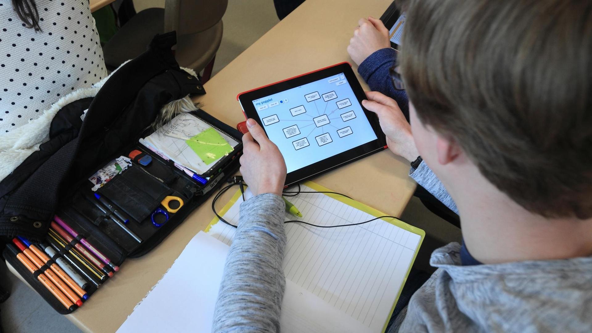 Mit einem speziellen Tablet arbeitet am 20.02.2015 ein Schüler am "Tag des digitalen Lernens" am Ökumenischen Domgymnasium in Magdeburg (Sachsen-Anhalt). Mit einem speziellen Tablet arbeitet am 20.02.2015 ein Schüler am "Tag des digitalen Lernens" am Ökumenischen Domgymnasium in Magdeburg (Sachsen-Anhalt).