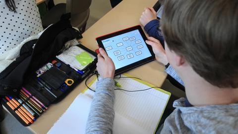Mit einem speziellen Tablet arbeitet am 20.02.2015 ein Schüler am "Tag des digitalen Lernens" am Ökumenischen Domgymnasium in Magdeburg (Sachsen-Anhalt).