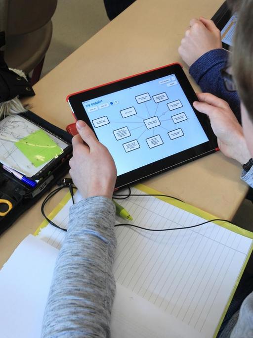 Mit einem speziellen Tablet arbeitet am 20.02.2015 ein Schüler am "Tag des digitalen Lernens" am Ökumenischen Domgymnasium in Magdeburg (Sachsen-Anhalt).