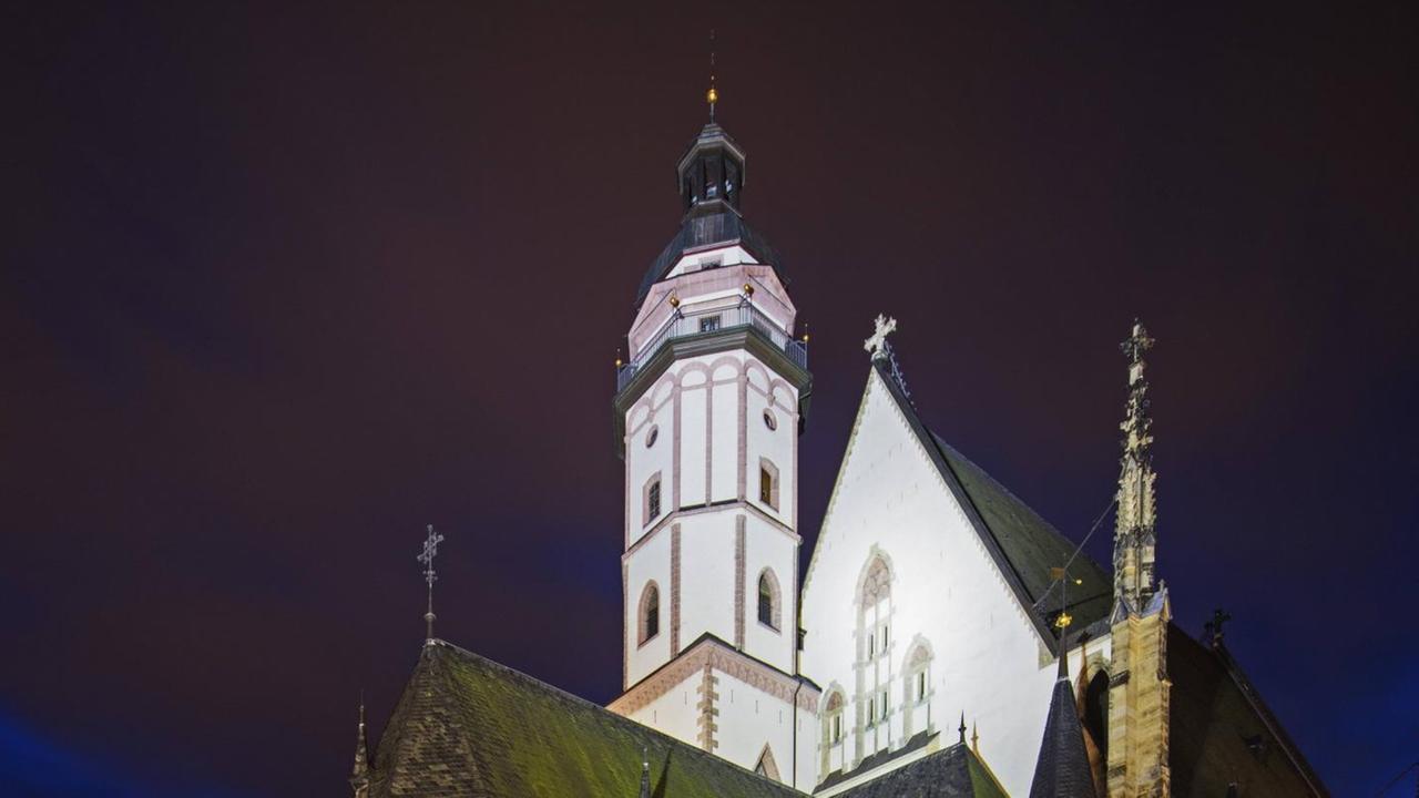 Abendstimmung um die Kirche, deren heller Turm erstrahlt. Abendstimmung um die Kirche, deren heller Turm erstrahlt.