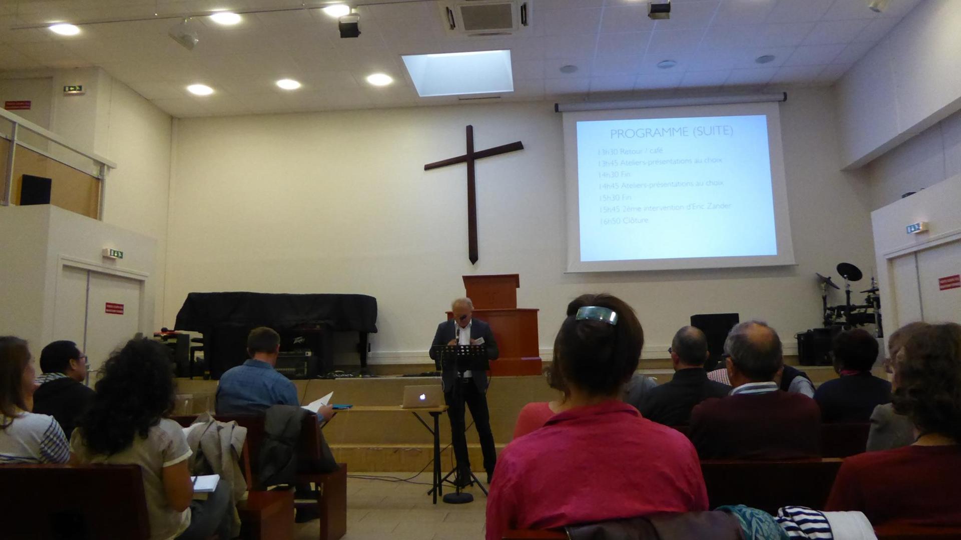CNEF-Vizepräsident Daniel Liechti begrüßt Protestanten zu einer Fortbildung des Dachverbands der Evangelikalen Kirchen in Frankreich (CNEF) in Lyon. CNEF-Vizepräsident Daniel Liechti begrüßt Protestanten zu einer Fortbildung des Dachverbands der Evangelikalen Kirchen in Frankreich (CNEF) in Lyon.
