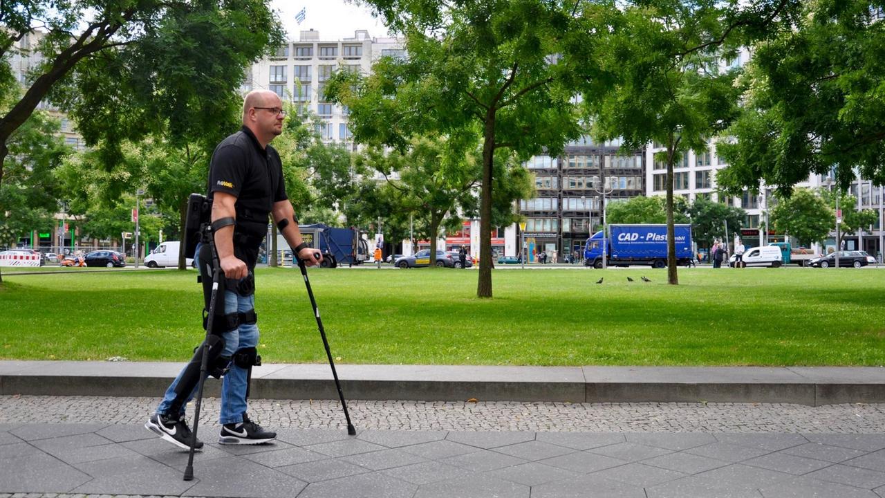 Exoskelette sind noch lange nicht perfekt - auch das zeigt der Cybathlon. Kann der Wettbewerb den Fortschritt beschleunigen und Exoskelette ins Stadtbild katapultieren? Exoskelette sind noch lange nicht perfekt - auch das zeigt der Cybathlon. Kann der Wettbewerb den Fortschritt beschleunigen und Exoskelette ins Stadtbild katapultieren?