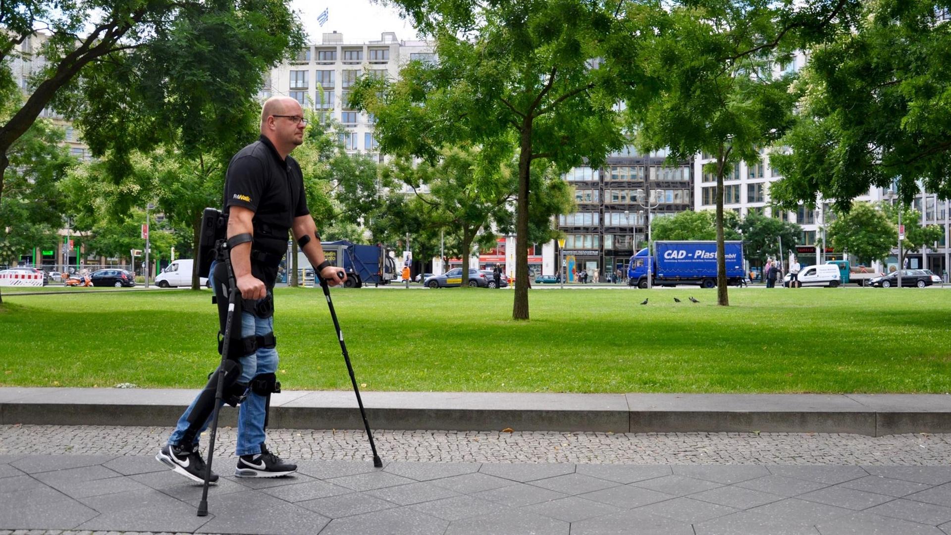 Exoskelette sind noch lange nicht perfekt - auch das zeigt der Cybathlon. Kann der Wettbewerb den Fortschritt beschleunigen und Exoskelette ins Stadtbild katapultieren? Exoskelette sind noch lange nicht perfekt - auch das zeigt der Cybathlon. Kann der Wettbewerb den Fortschritt beschleunigen und Exoskelette ins Stadtbild katapultieren?