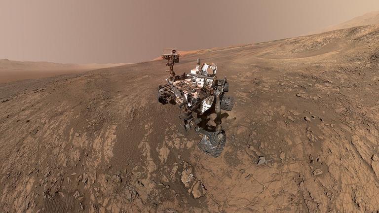 Im Frühjahr 2019 hatte Curiosity bereits rund 20 Kilometer seit der Landung im Krater Gale zurückgelegt und den Anstieg zum Zentralberg erreicht Im Frühjahr 2019 hatte Curiosity bereits rund 20 Kilometer seit der Landung im Krater Gale zurückgelegt und den Anstieg zum Zentralberg erreicht