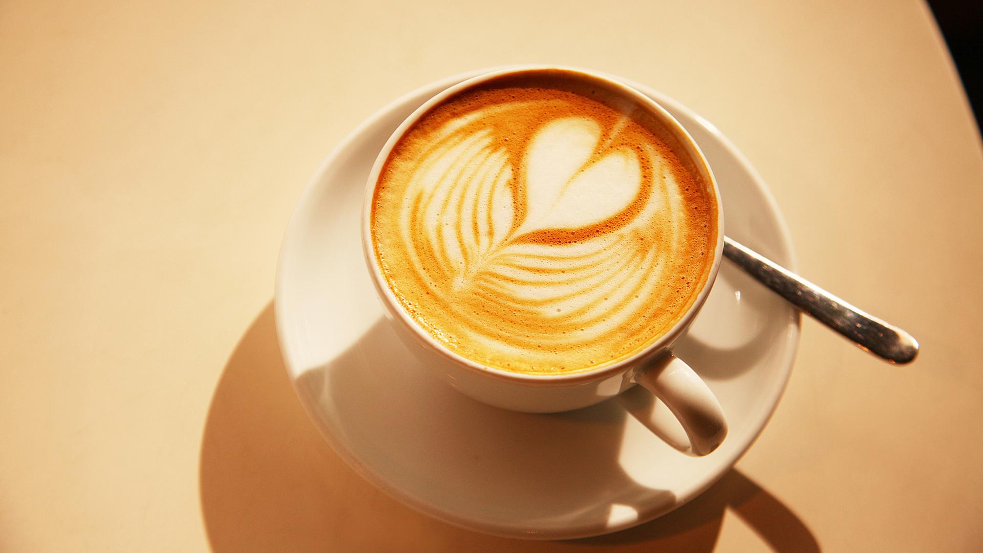 Ein Herz ist im Milchschaum auf einem Caffe Latte zu sehen Ein Herz ist im Milchschaum auf einem Caffe Latte zu sehen