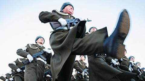 70 Jahre nach Stalingrad: Russische Soldaten proben eine Parade zum Gedenktag