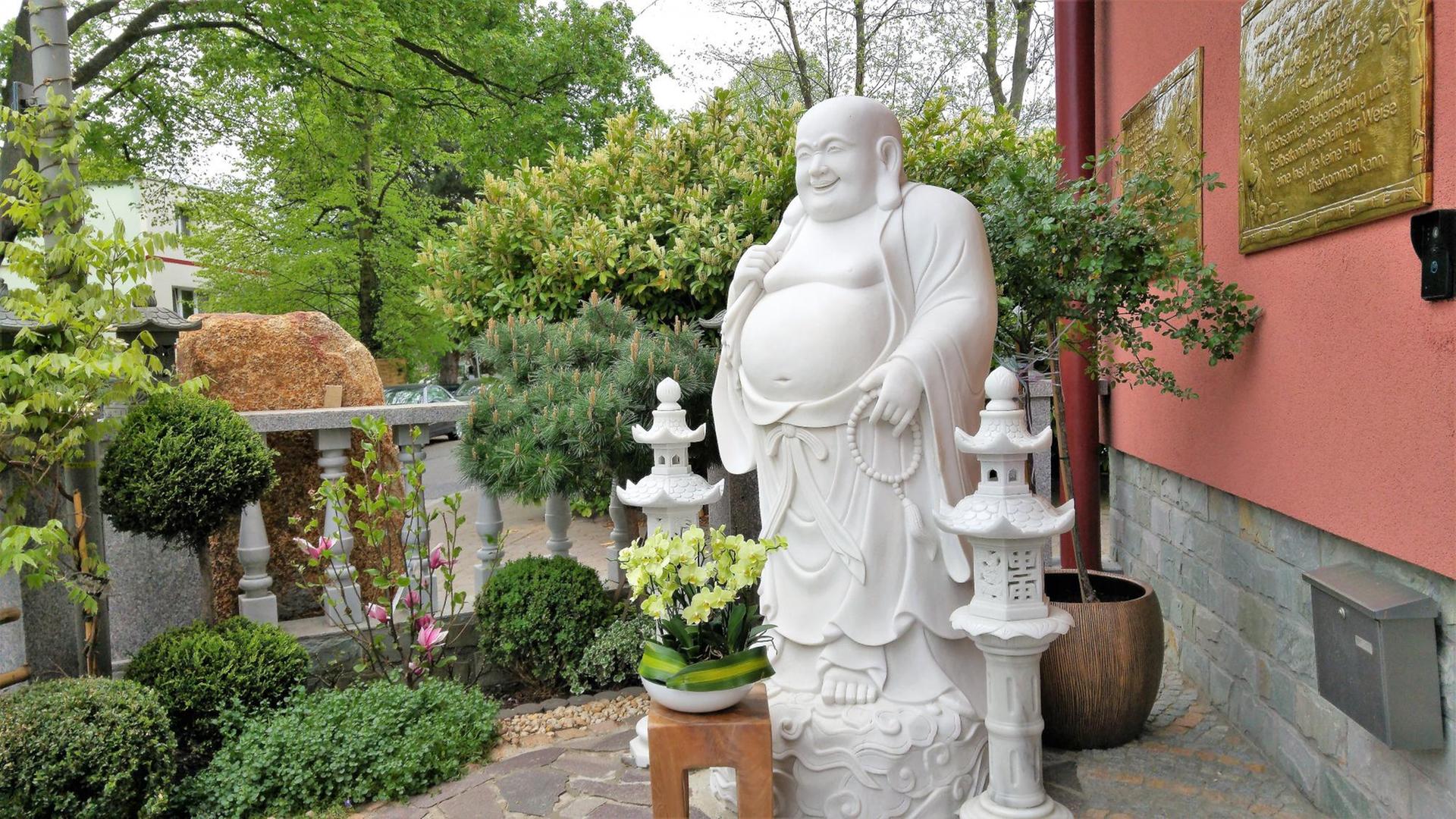Eine Buddha-Statue im Garten des Bao-Quang-Tempels in Hamburg