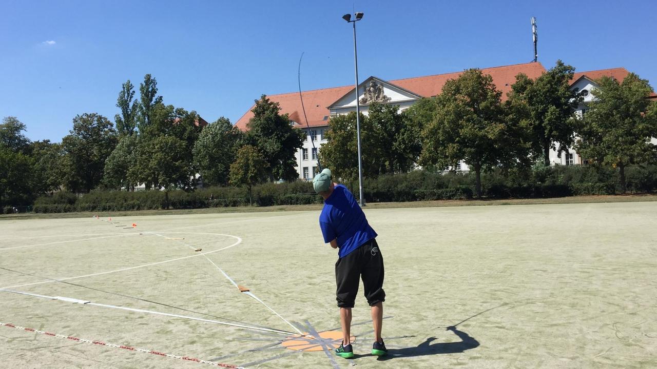 Auf dem Sportplatz in Berlin-Spandau wird trocken geangelt. Mit klassischer Angel, aber eben ohne Wasser und ohne Fisch. Auf dem Sportplatz in Berlin-Spandau wird trocken geangelt. Mit klassischer Angel, aber eben ohne Wasser und ohne Fisch.