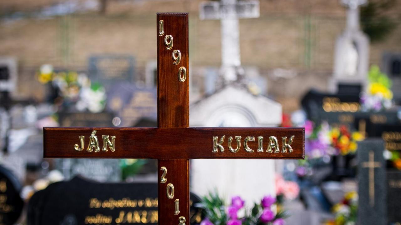 A cross stands on the grave of murdered journalist Jan Kuciak, who was slain as he was about to publish an explosive report on alleged high-level corruption linked to the Italian mafia, prior to his funeral at a cemetery in Stiavnik, Slovakia, on March 3, 2018.
Kuciak was found shot dead on February 25, 2018 as he was about to publish an article that raised possible political links to Italian businessmen operating in Slovakia with alleged ties to Calabria's notorious 'Ndrangheta mafia. / AFP PHOTO / VLADIMIR SIMICEK A cross stands on the grave of murdered journalist Jan Kuciak, who was slain as he was about to publish an explosive report on alleged high-level corruption linked to the Italian mafia, prior to his funeral at a cemetery in Stiavnik, Slovakia, on March 3, 2018.
Kuciak was found shot dead on February 25, 2018 as he was about to publish an article that raised possible political links to Italian businessmen operating in Slovakia with alleged ties to Calabria's notorious 'Ndrangheta mafia. / AFP PHOTO / VLADIMIR SIMICEK
