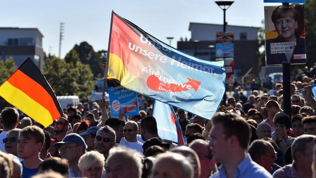 Mitglieder und Sympathisanten der AfD protestieren am 29.08.2017 während eines Wahlkampfauftritts von Bundeskanzlerin Merkel in Bitterfeld-Wolfen (Sachsen-Anhalt). Die Bundestagswahl findet am 24.09.2017 statt.