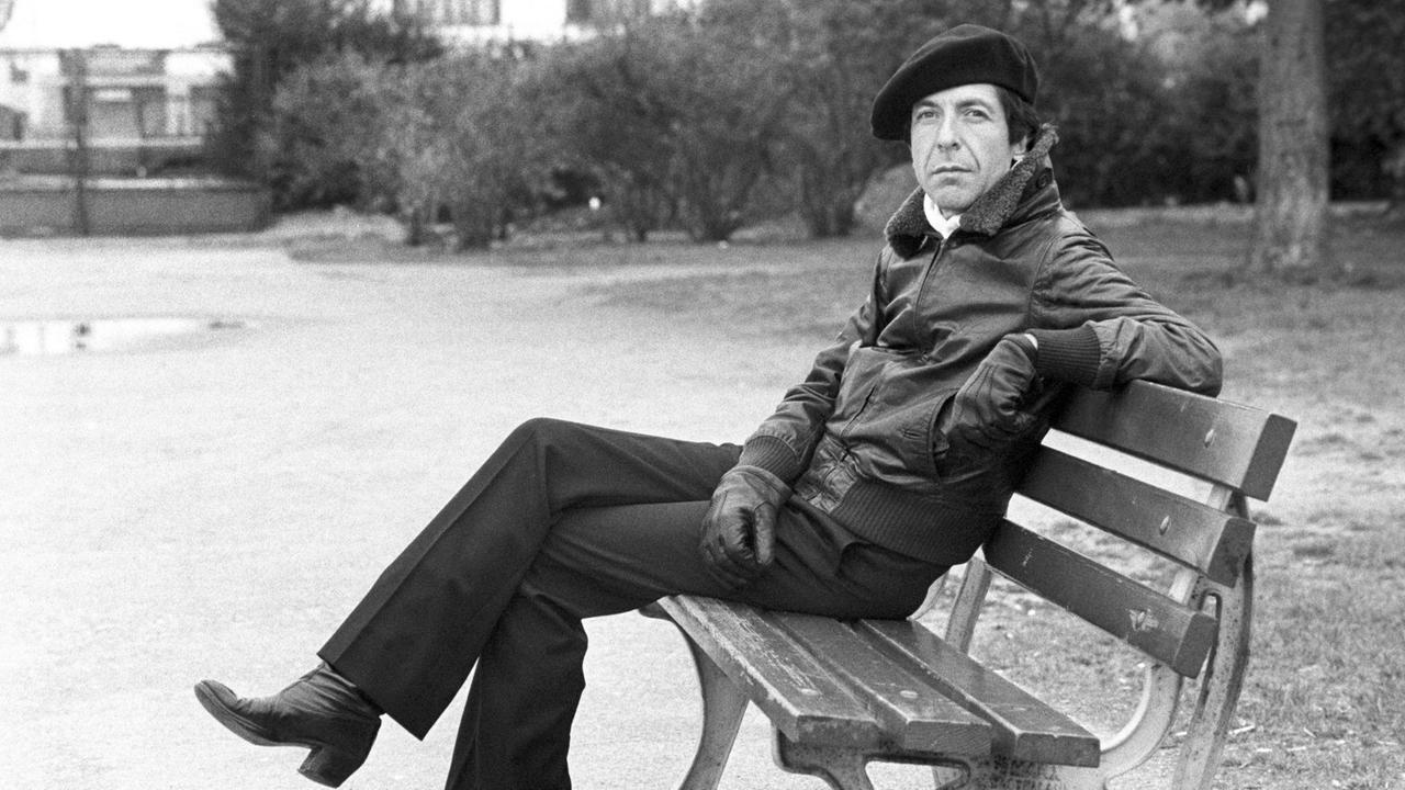 Leonard Cohen sitzt auf einer Bank