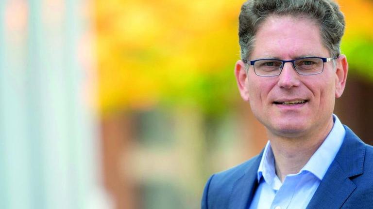 Professor Markus Brunnermeier schaut in die Kamera. Hinter ihm sind Gebäude zu erkennen. Professor Markus Brunnermeier schaut in die Kamera. Hinter ihm sind Gebäude zu erkennen.