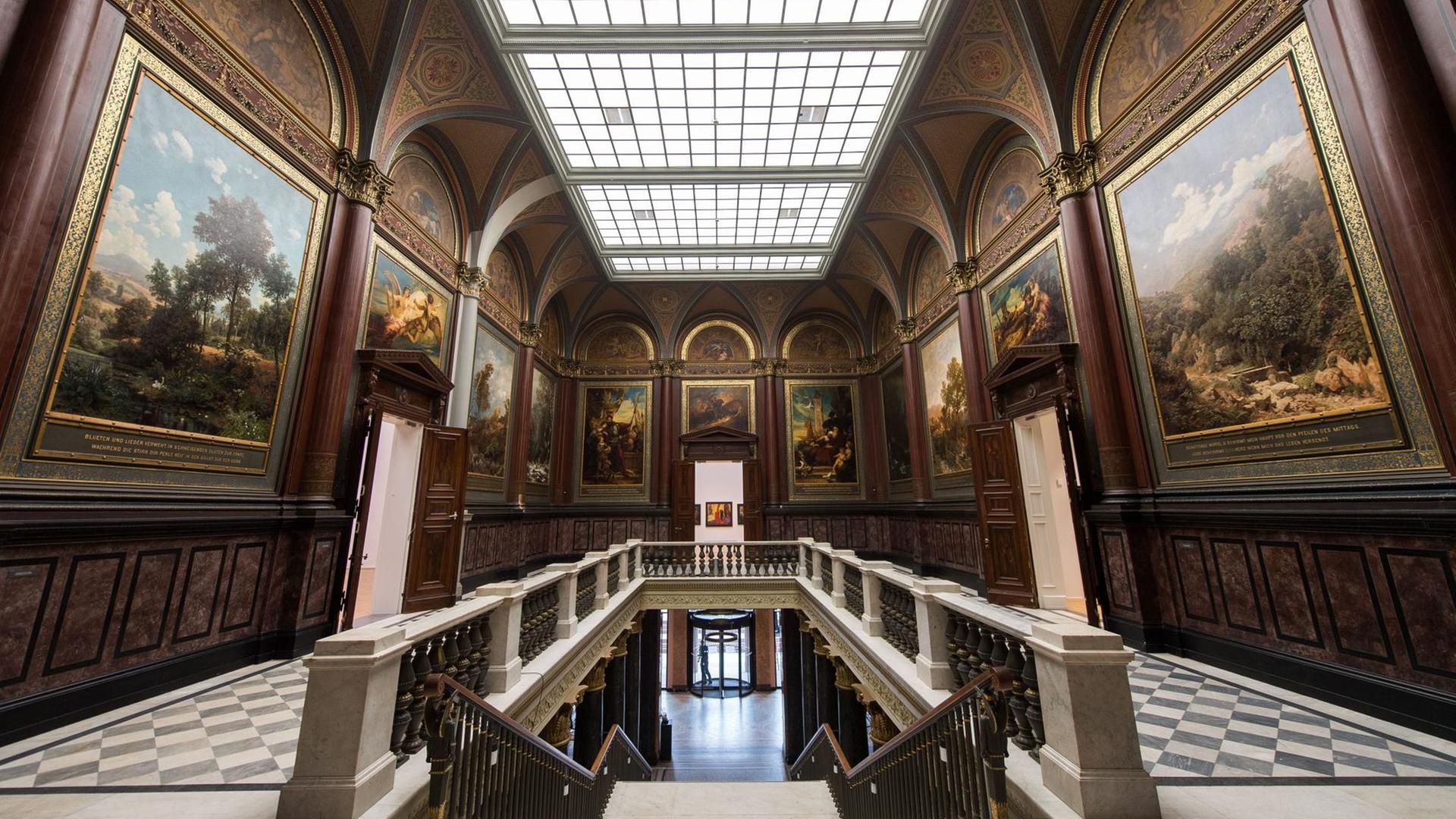 Die Eingangshalle, aufgenommen am 28.04.2016 in der Kunsthalle in Hamburg. Nach 17 Monaten wird die Hamburger Kunsthalle nach einer umfangreichen Modernisierung am 30.04.2016 wiedereröffnet. Die Eingangshalle, aufgenommen am 28.04.2016 in der Kunsthalle in Hamburg. Nach 17 Monaten wird die Hamburger Kunsthalle nach einer umfangreichen Modernisierung am 30.04.2016 wiedereröffnet.