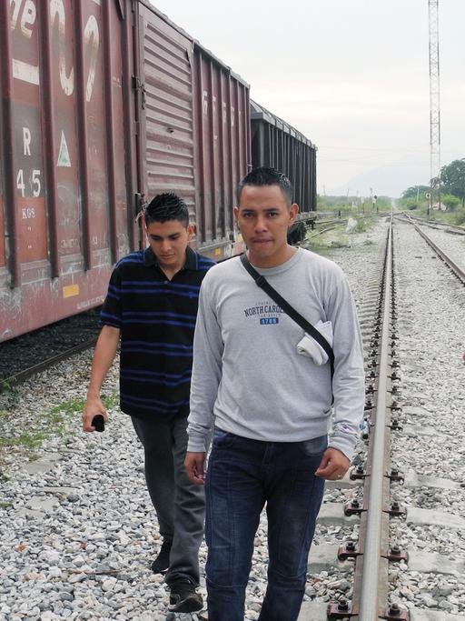 Emerson und Ernesto warten am 30.05.2014 in Ixtepec im mexikanischen Bundesstaat Oaxaca auf den Güterzug «La Bestia». Wie Tausende andere Mittelamerikaner wollen die jungen Männer in die Vereinigten Staaten. Der Weg ins vermeintlich gelobte Land ist lang und gefährlich.