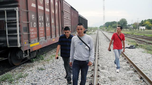 Emerson und Ernesto warten am 30.05.2014 in Ixtepec im mexikanischen Bundesstaat Oaxaca auf den Güterzug «La Bestia». Wie Tausende andere Mittelamerikaner wollen die jungen Männer in die Vereinigten Staaten. Der Weg ins vermeintlich gelobte Land ist lang und gefährlich.