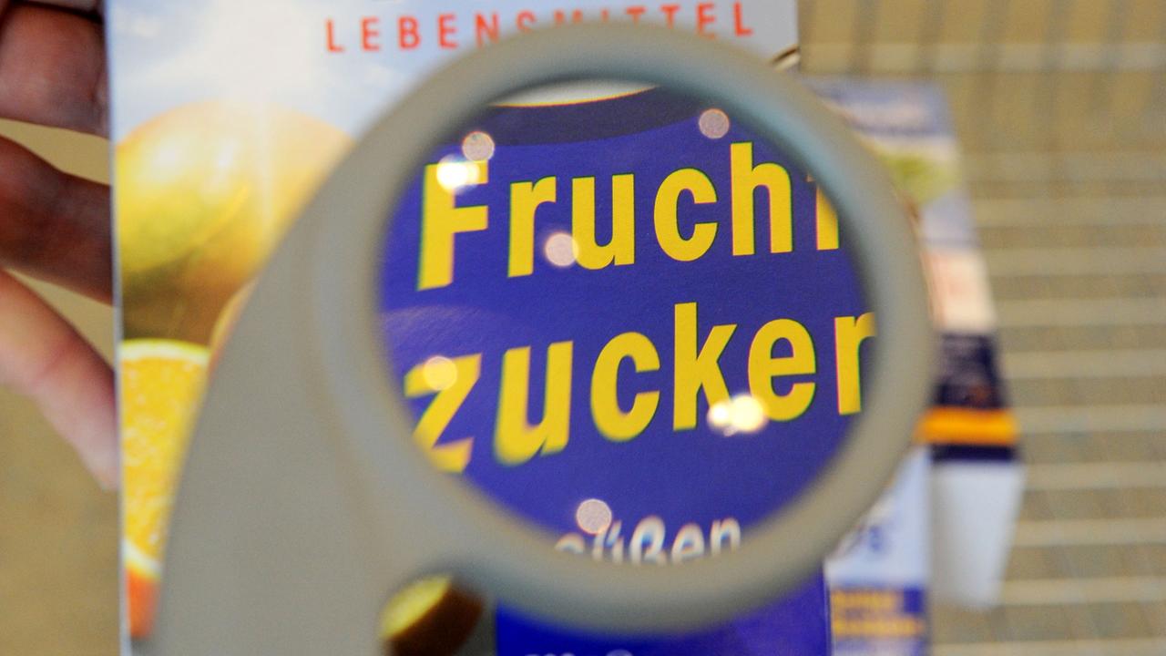 Produkt mit einer Lupe, die am Einkaufswagen befestigt ist. Produkt mit einer Lupe, die am Einkaufswagen befestigt ist.